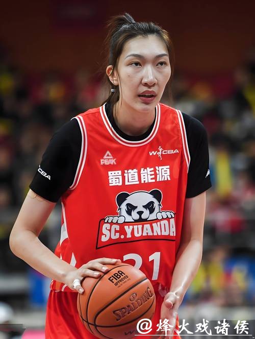 2米12+19岁新星崛起！中国女篮内线再添王牌，能超越韩旭吗？